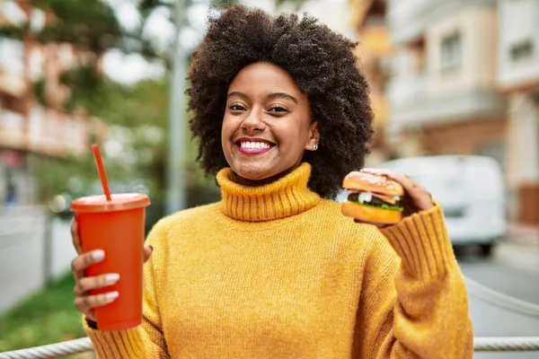 Ung Afrikansk Amerikansk Flicka Äter Klassisk Hamburgare Och Dricka Läsk — Stockfoto