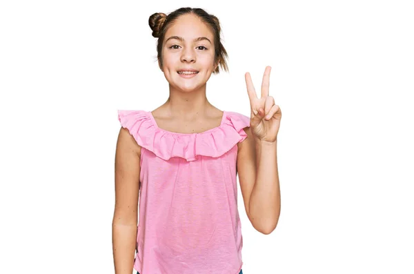 Красивая Брюнетка Маленькая Девочка Летней Розовой Рубашке Улыбается Счастливым Лицом — стоковое фото