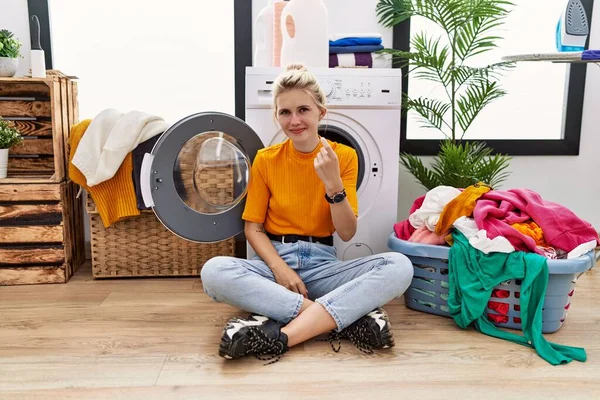 Çamaşır Makinesinin Yanında Oturmuş Çamaşır Yıkayan Genç Sarışın Kadın Seni — Stok fotoğraf