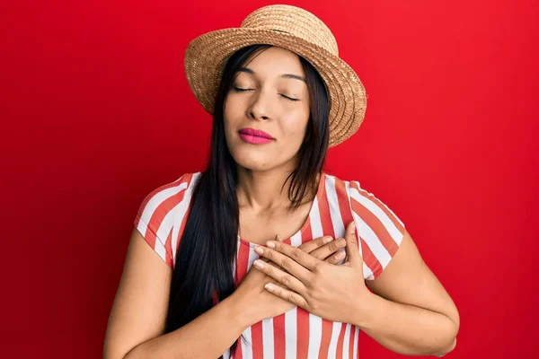 Mladá Latinská Žena Letním Klobouku Úsměvem Prsou Oči Zavřené Vděčným — Stock fotografie