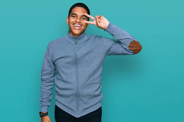 Ung Stilig Hispanic Man Bär Casual Sweatshirt Gör Fred Symbol — Stockfoto