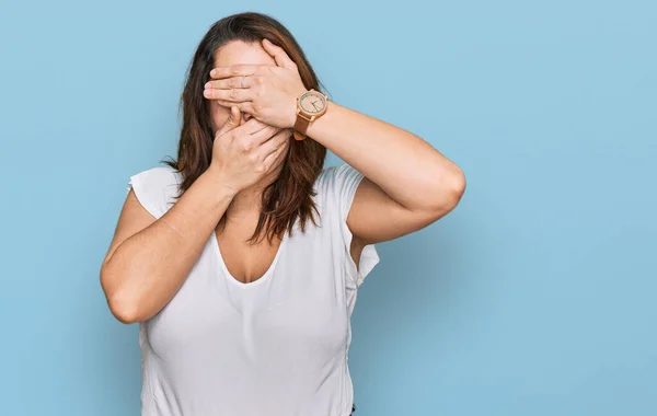 Joven Mujer Talla Grande Con Camiseta Blanca Casual Que Cubre —  Fotos de Stock