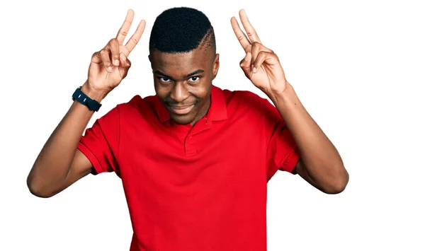 Jonge Afro Amerikaanse Man Draagt Casual Rood Shirt Poseren Grappig — Stockfoto
