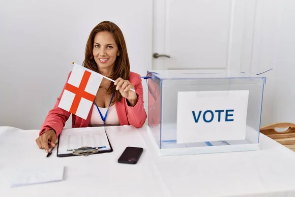 Jovem Mulher Latina Sorrindo Confiante Segurando Bandeira Inglaterra Colégio Eleitoral — Fotografia de Stock