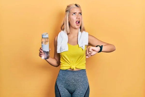 Schöne Blonde Sportlerin Mit Smart Watch Wütend Und Wütend Schreiend — Stockfoto