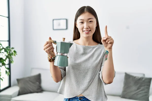 Ung Asiatisk Kvinna Som Håller Italiensk Kaffebryggare Leende Med Idé — Stockfoto