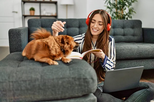 Genç Spanyol Kadın Dizüstü Bilgisayar Kullanıyor Evde Köpekle Oturuyor — Stok fotoğraf