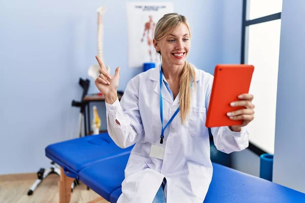 Mulher Bonita Trabalhando Clínica Recuperação Dor Fazendo Chamada Vídeo Sorrindo — Fotografia de Stock