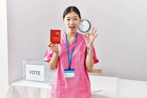 Joven Asiática Enfermera Mujer Campaña Política Elección Celebración Pasaporte Suizo —  Fotos de Stock