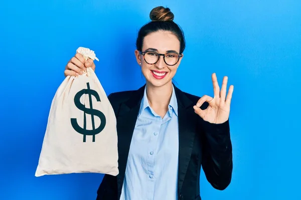 Giovane Ragazza Ispanica Indossa Abiti Lavoro Possesso Dollari Borsa Facendo — Foto Stock