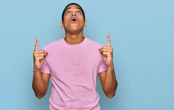 Young Handsome Hispanic Man Wearing Casual Pink Shirt Amazed Surprised — Stock Photo, Image