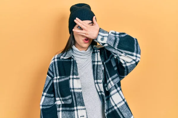 Hermosa Mujer Con Ojos Azules Con Gorra Lana Asomándose Shock — Foto de Stock