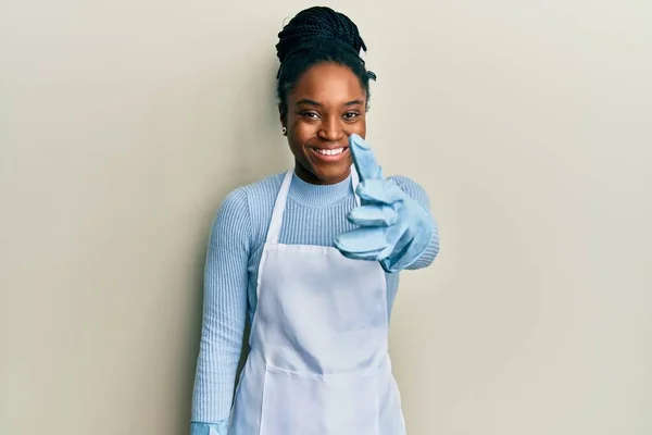 Mujer Afroamericana Con Cabello Trenzado Usando Delantal Más Limpio Guantes —  Fotos de Stock