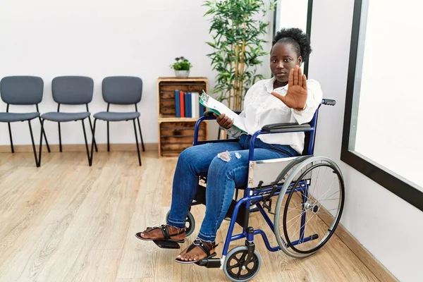 Ung Svart Kvinna Sitter Rullstol Väntrummet Och Slutar Sjunga Med — Stockfoto