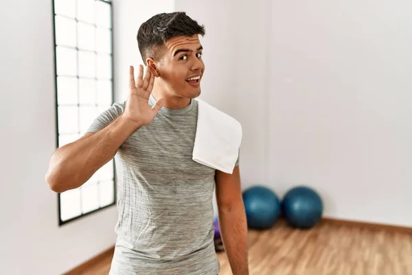 Jeune Homme Hispanique Portant Des Vêtements Sport Une Serviette Salle — Photo