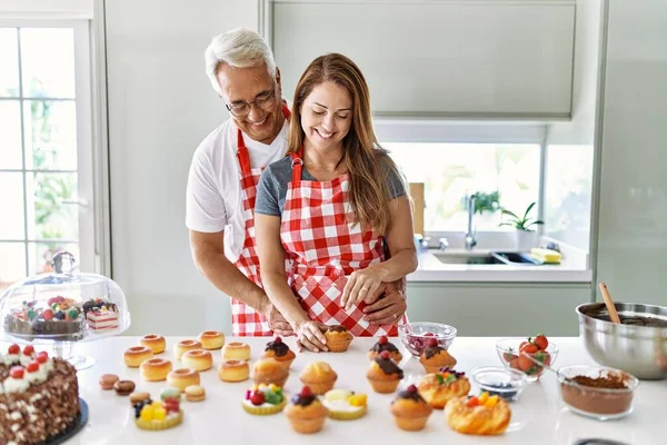 Casal Hispânico Meia Idade Sorrindo Bolos Cozinha Felizes Cozinha — Fotografia de Stock