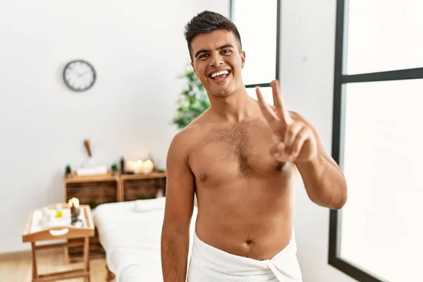 Νεαρός Ισπανός Που Στέκεται Γυμνός Στο Κέντρο Του Σπα Χαμογελώντας — Φωτογραφία Αρχείου
