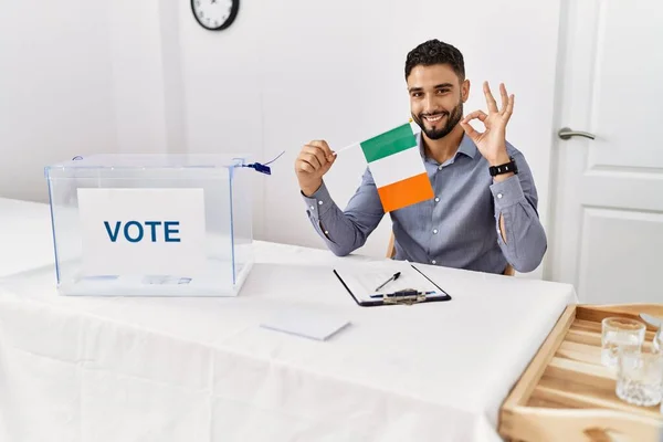 Mladý Pohledný Muž Plnovousem Politických Volbách Držící Vlajku Irska Pořádku — Stock fotografie