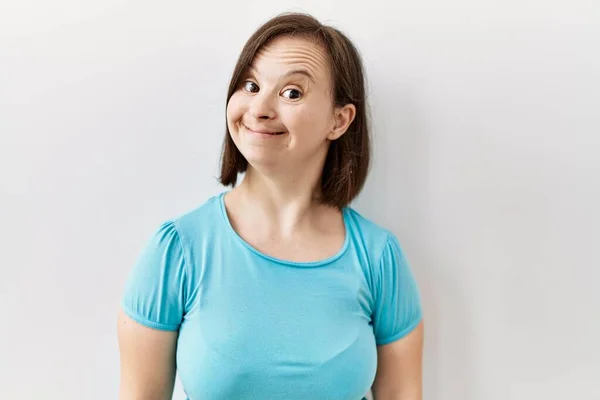 Junge Frau Mit Syndrom Steht Vor Isoliertem Hintergrund Und Lächelt — Stockfoto