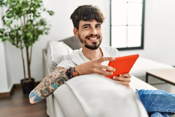 Joven Hombre Hispano Usando Touchpad Sentado Sofá Casa — Foto de Stock