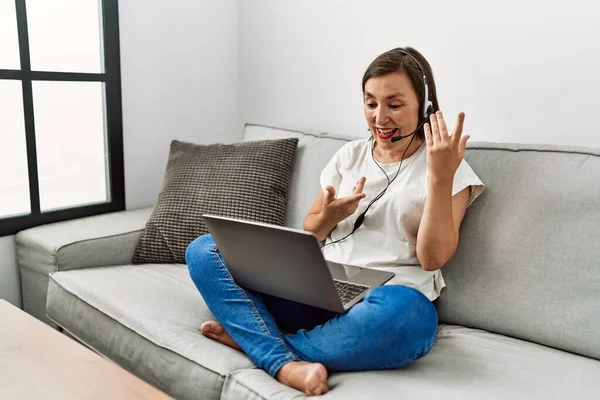 Hispanische Frau Mittleren Alters Sitzt Hause Auf Dem Sofa Und — Stockfoto