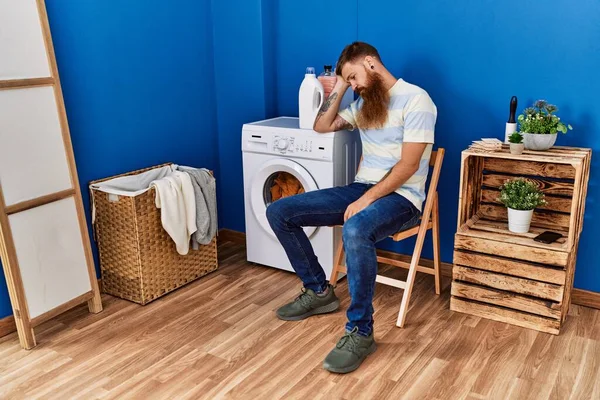 Ung Rödhårig Man Stressade Tvätta Kläder Tvättstugan — Stockfoto