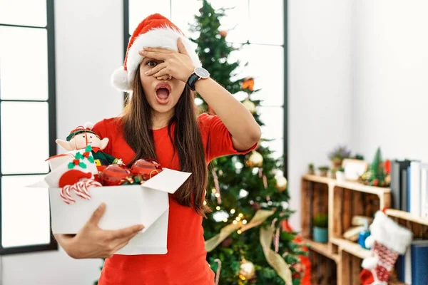 Genç Esmer Kadın Noel Ağacının Yanında Duruyor Elinde Süslemelerle Şok — Stok fotoğraf