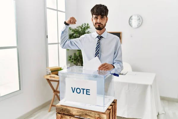 Hombre Hispano Con Barba Votando Poniendo Sobre Urna Una Persona —  Fotos de Stock