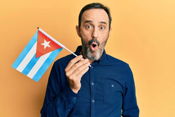 Orta Yaşlı Spanyol Adam Elinde Küba Bayrağı Tutarken Ağzı Açık — Stok fotoğraf