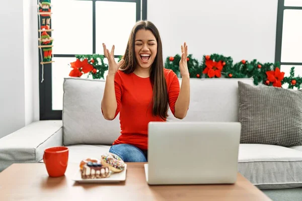 Wanita Berambut Cokelat Muda Menggunakan Laptop Duduk Sofa Pada Hari — Stok Foto