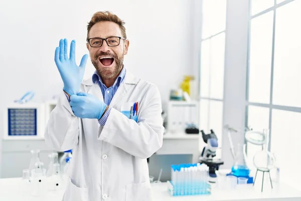 Człowiek Średnim Wieku Pracujący Laboratorium Uśmiechający Się Śmiejący Głośno Śmieszny — Zdjęcie stockowe