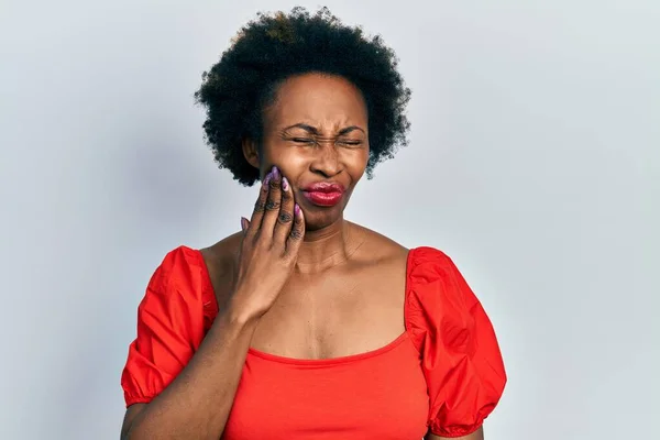 Ung Afrikansk Amerikansk Kvinna Bär Casual Kläder Röra Munnen Med — Stockfoto