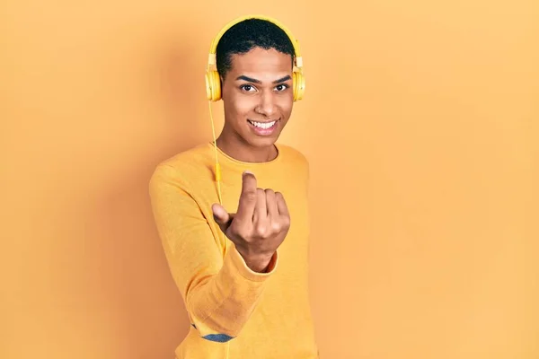 Kulaklıkla Müzik Dinleyen Afro Amerikalı Genç Adam Seni Buraya Davet — Stok fotoğraf