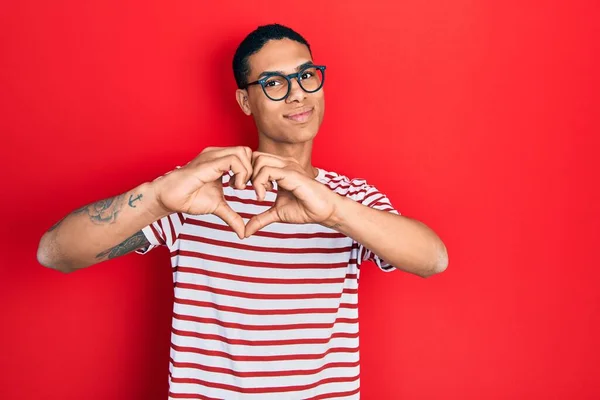 Joven Afroamericano Con Ropa Casual Gafas Sonriendo Amor Mostrando Símbolo — Foto de Stock