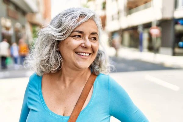 Mujer Pelo Gris Mediana Edad Sonriendo Feliz Pie Ciudad —  Fotos de Stock