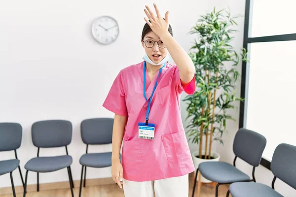 医療待合室で若いアジアの看護師の女性がミスのために頭の上に手で驚いて エラーを覚えている 忘れられた悪い記憶の概念 — ストック写真