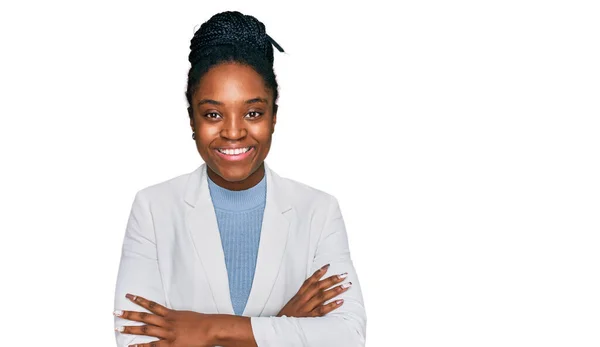 Ung Afrikansk Amerikansk Kvinna Affärskläder Glad Ansikte Leende Med Korsade — Stockfoto