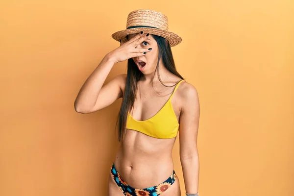Ung Latinamerikansk Kvinna Klädd Bikini Och Sommarmössa Som Kikar Chocktäckt — Stockfoto