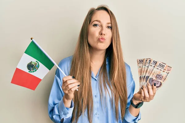 Joven Rubia Sosteniendo Bandera Mexicana Billetes Mexicanos Mirando Cámara Soplando —  Fotos de Stock