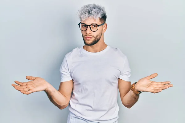 Modern Boyalı Saçlı Beyaz Tişörtlü Gözlüklü Hiçbir Şeyden Haberi Olmayan — Stok fotoğraf