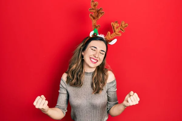 Jeune Fille Hispanique Portant Chapeau Noël Cerf Très Heureux Excité — Photo