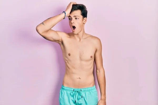 Jonge Latijns Amerikaanse Man Draagt Zwemkleding Zonder Shirt Verrast Met — Stockfoto
