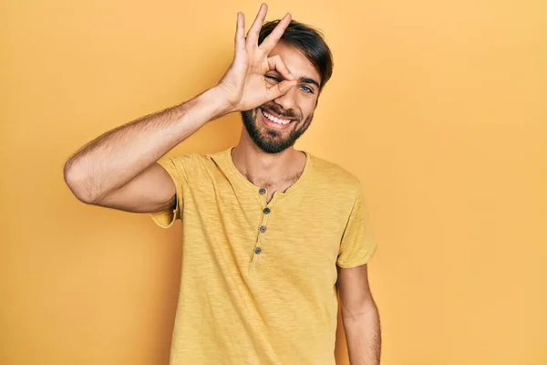 Joven Hombre Hispano Vistiendo Ropa Casual Sonriendo Feliz Haciendo Signo —  Fotos de Stock