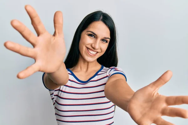 Junge Hispanische Frau Legerer Kleidung Die Die Kamera Lächelt Und — Stockfoto