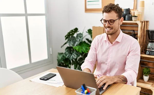 Joven Hombre Hispano Sonriendo Confiado Trabajando Oficina —  Fotos de Stock