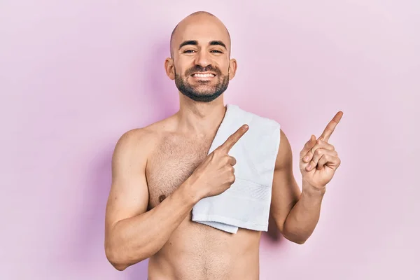 Jonge Kale Man Zonder Shirt Lachend Kijkend Naar Camera Wijzend — Stockfoto