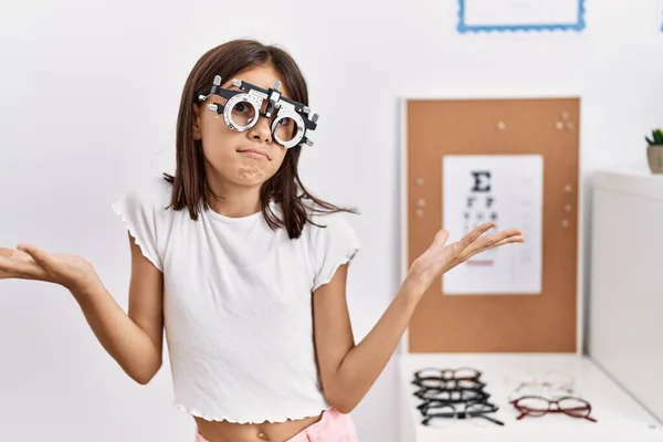 Ung Latinamerikansk Flicka Bär Optometri Glasögon Ledtrådar Och Förvirrade Uttryck — Stockfoto