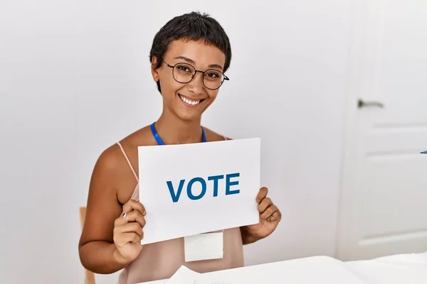 Jeune Femme Hispanique Souriant Confiant Tenant Bannière Vote Collège Électoral — Photo