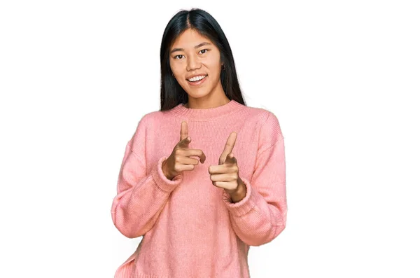 Piękna Młoda Azjatka Ubrana Luźny Zimowy Sweter Wskazujący Palcem Kamerę — Zdjęcie stockowe