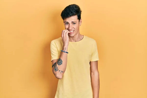Hombre Hispano Joven Con Camiseta Amarilla Casual Que Parece Estresado — Foto de Stock